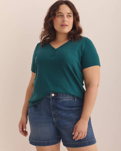 Girlfriend-Fit V-Neck Ribbed Tee - PENN. Essentials