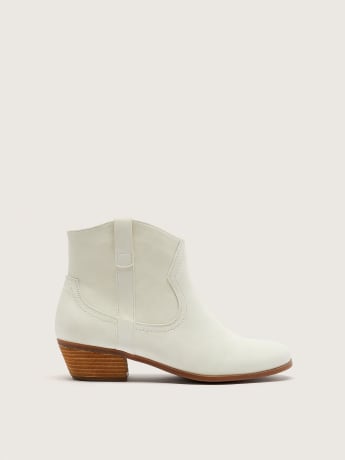 Bottines blanches à talon bottier en cuir brut, pied très large