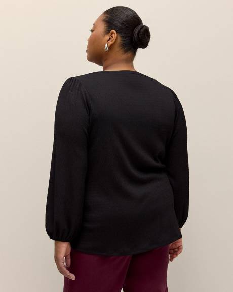 Haut évasé à col en V et smocks aux épaules