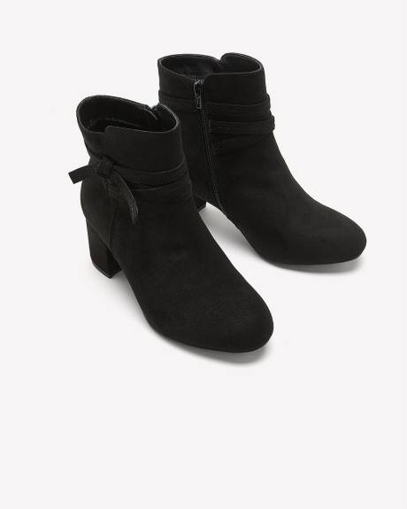 Bottillon à talon bloc avec boucle, pied très large