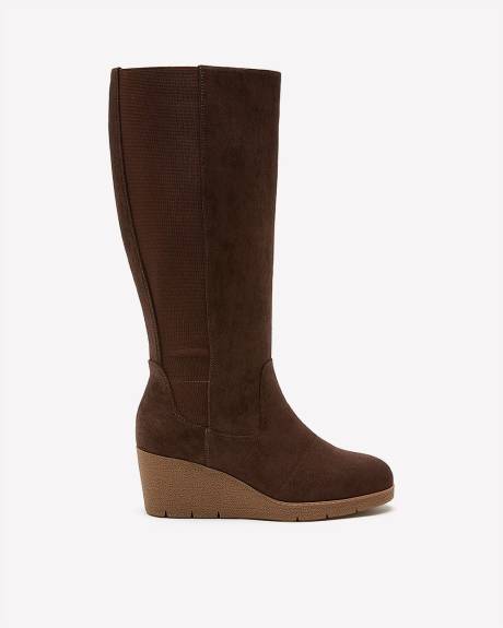 Botte haute compensée en faux suède, pied très large