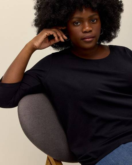 Silhouette-Fit Scoop Neck T-Shirt - PENN. Essentials