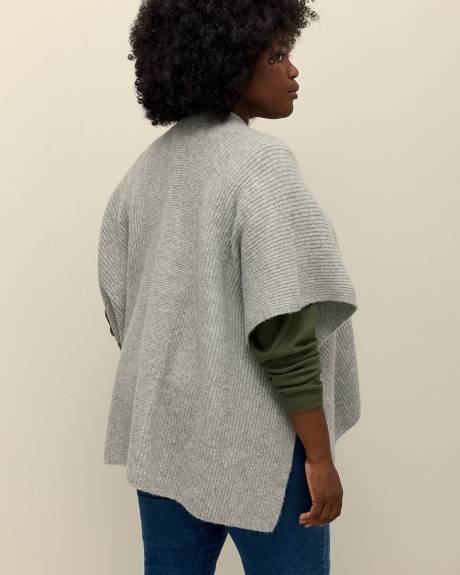 Châle en tricot côtelé avec manches intégrées