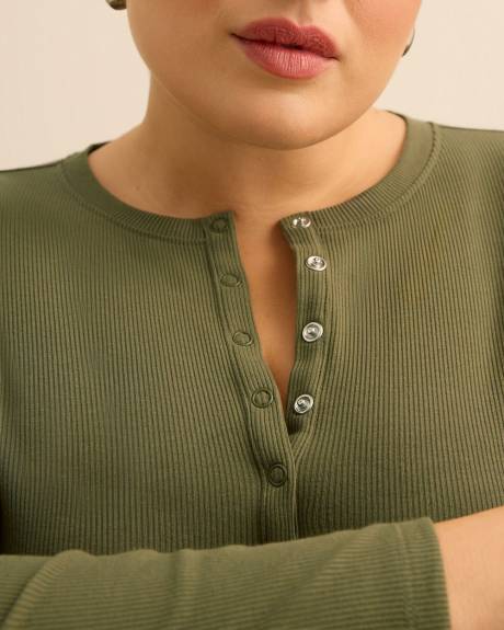 Haut c&ocirc;tel&eacute; &agrave; manches longues et col Henley