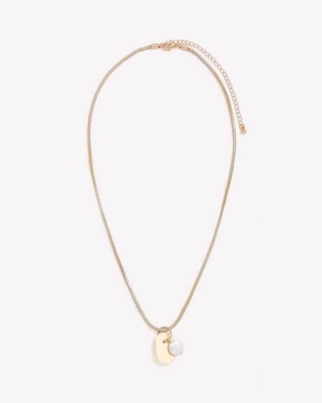 Collier doré court avec pendentif en perle