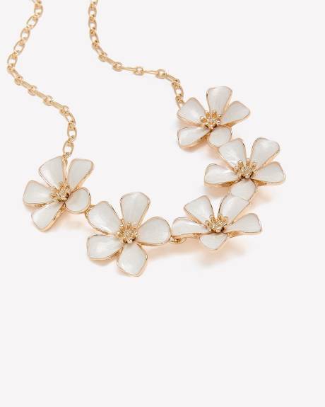 Short Necklace with White Flowers