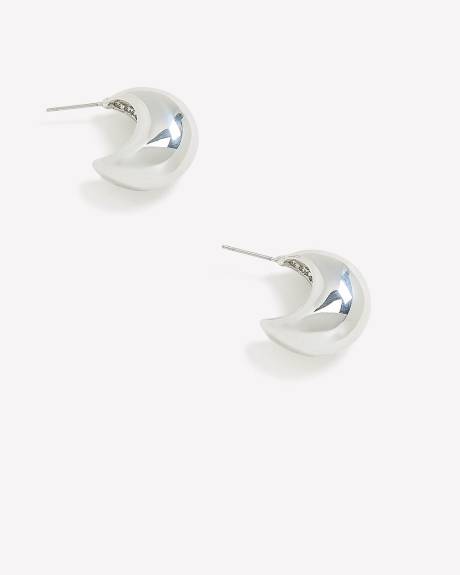 Boucles d'oreilles m&eacute;talliques en forme de goutte d'eau