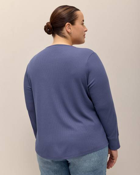 Curvy-Fit Waffle Knit Split Neck Tee - PENN. Essentials