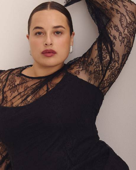 Robe mi-longue noire en dentelle diaphane avec manches bouffantes