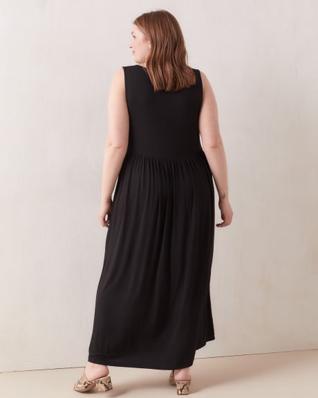 Solid Sleeveless Maxi Dress With V-Neck - In Every Story