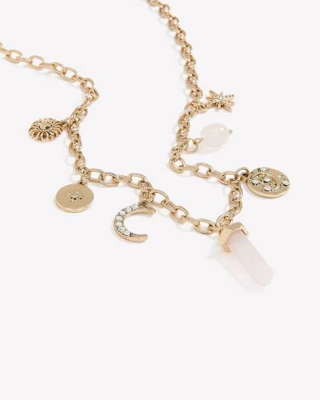 Collier court doré vieilli avec breloques