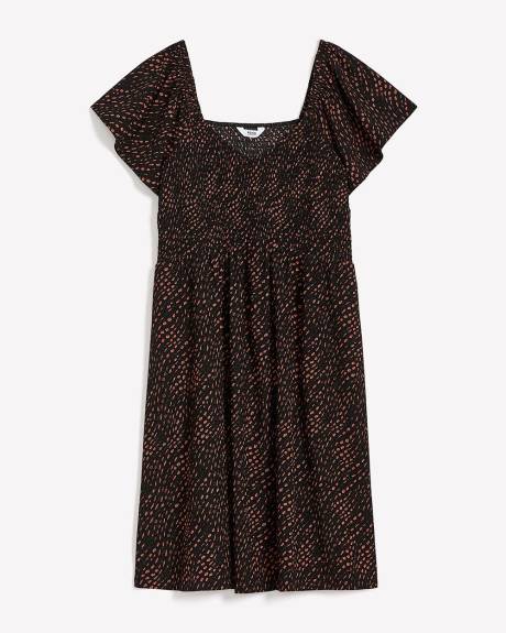 Robe courte à haut en smocks avec encolure en coeur