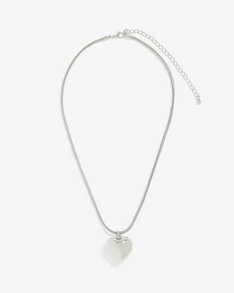 Collier argent&eacute; moyen avec pendentif en coeur gonfl&eacute;