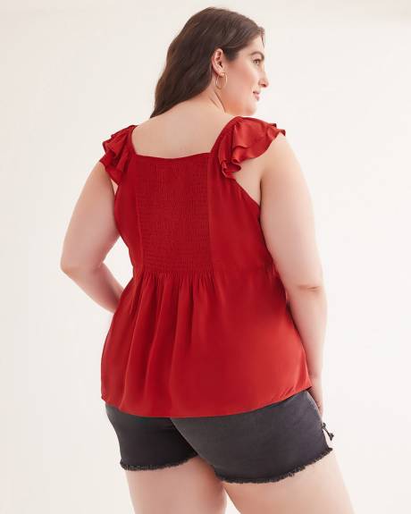 Blouse rouge avec manches à doubles volants