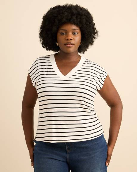 T-shirt &agrave; encolure en V, coupe moderne - Addition Elle