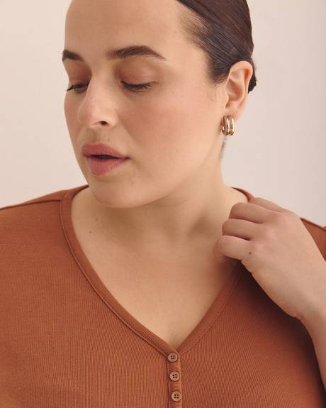 Girlfriend-Fit V-Neck Ribbed Tee - PENN. Essentials