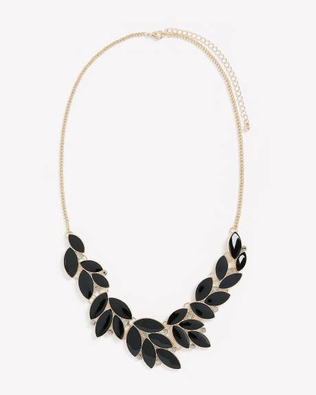 Collier court avec grosses feuilles noires