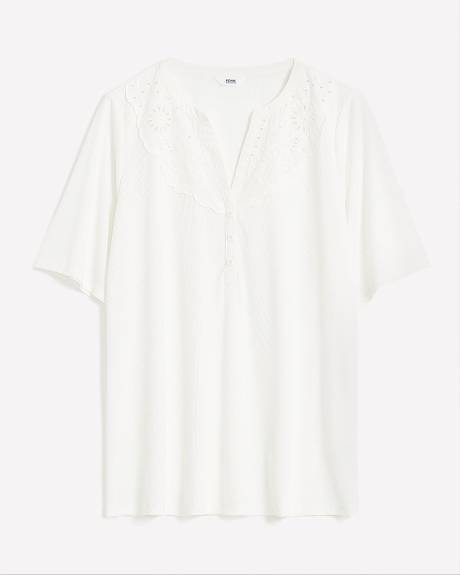 Haut mode en tricot avec encolure fendue brodée