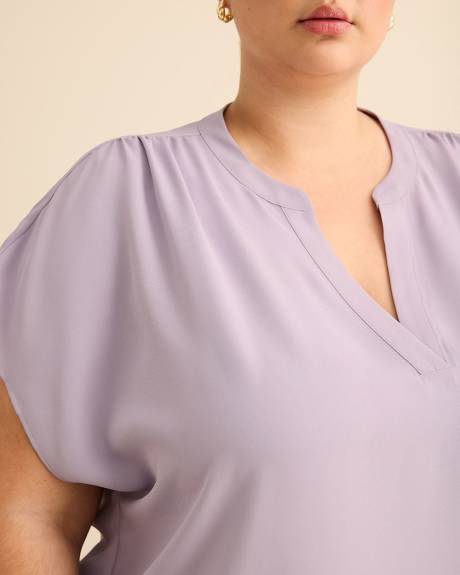 Extended-Sleeve Split Neck Shirt