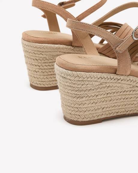Sandale compensée en faux suède beige avec brides, pied très large