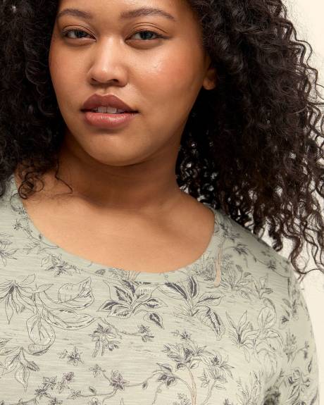 Printed Curvy-Fit Crewneck Tee - PENN. Essentials