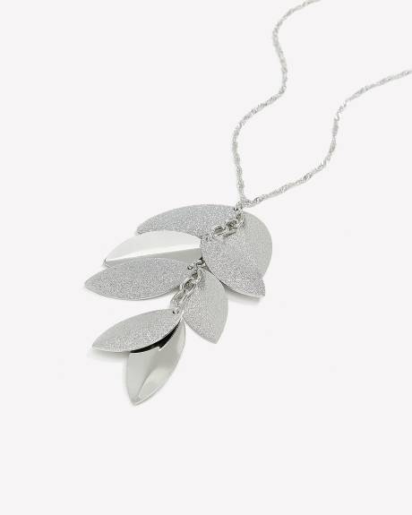 Chaîne longue avec pendentifs en forme de feuilles