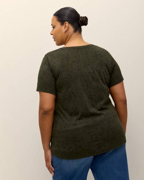 Printed Curvy-Fit Crewneck Tee - PENN. Essentials