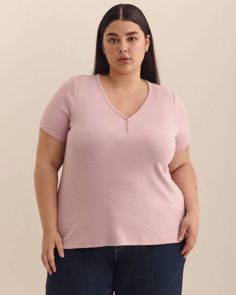 Girlfriend-Fit V-Neck Ribbed Tee - PENN. Essentials