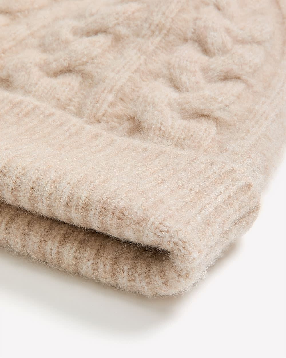 Bonnet à revers en laine à mailles torsadées avec pompon Bonnet à revers en laine à mailles torsadées avec pompon