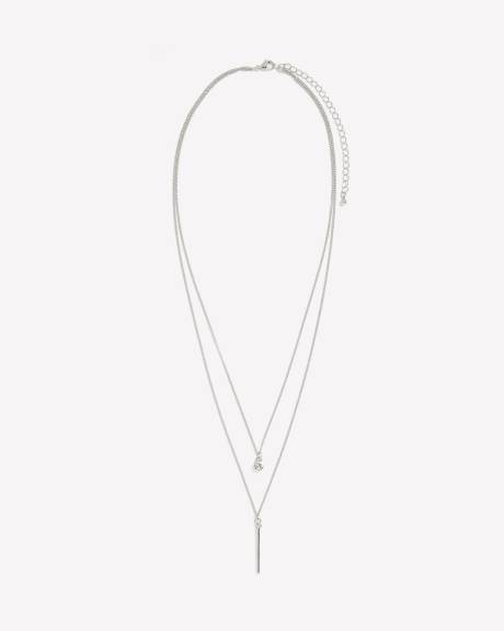 Collier à deux chaînes délicates argentées avec pendentif en bâtonnet