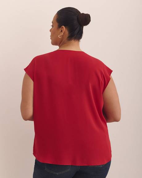 Blouse rouge à encolure en V, tissu responsable