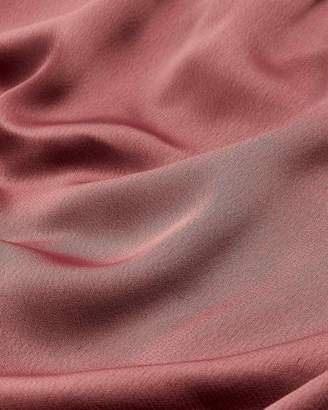Robe maxi en satin Sensual avec une épaule dénudée - City Chic