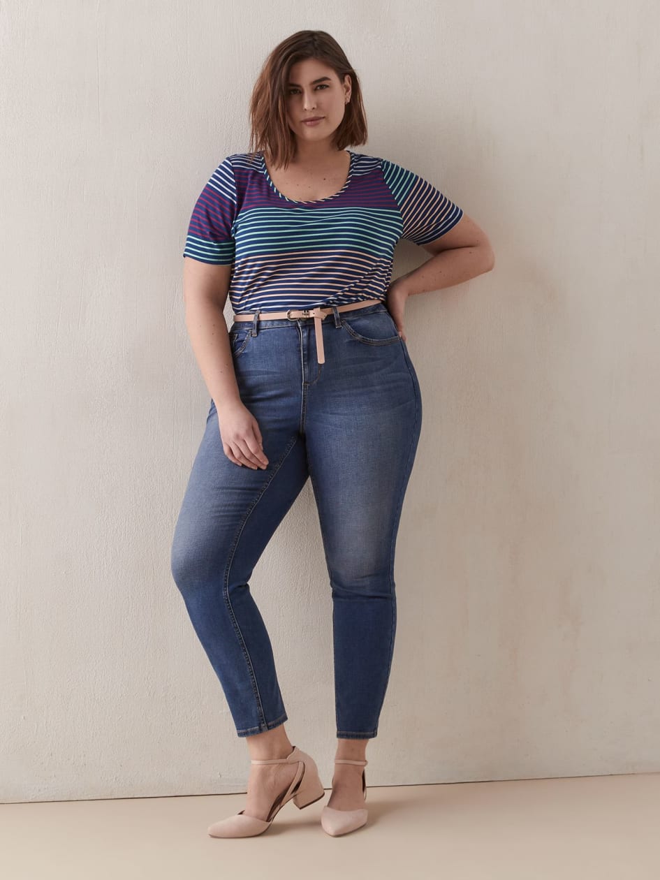 Modern-Fit Scooped Neck Printed Tee - In Every Story