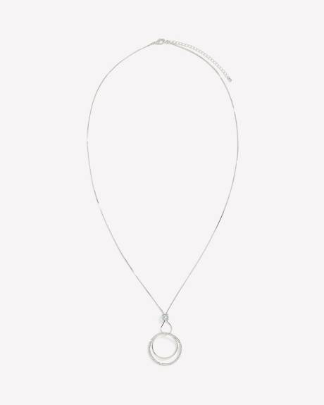 Collier long argenté avec pendentif à anneaux