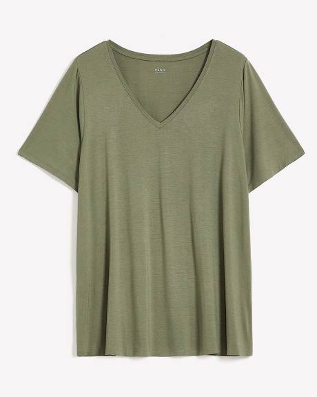 Modern-Fit Short-Sleeve V-Neck Tee - PENN. Essentials