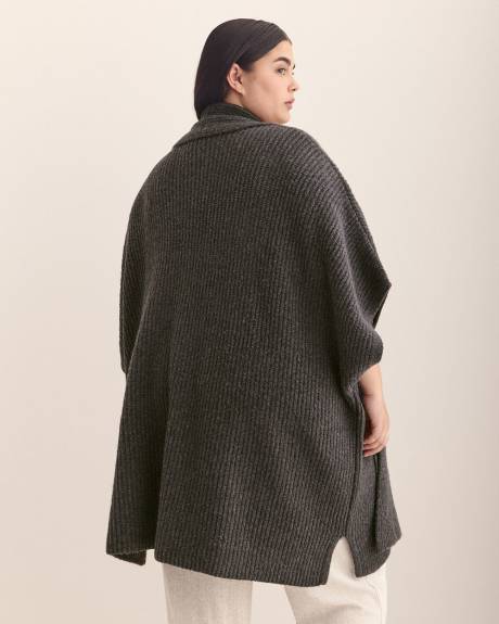 Cape en tricot côtelé épais avec poches
