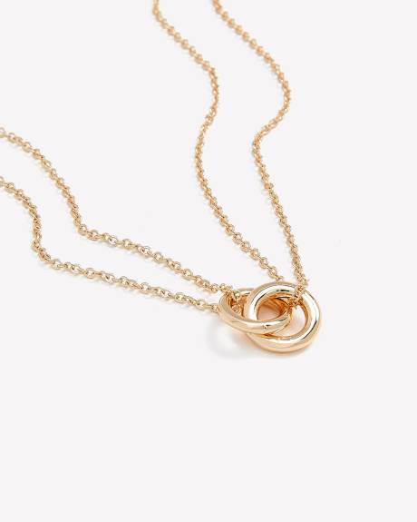 Collier court avec pendentif à petits anneaux