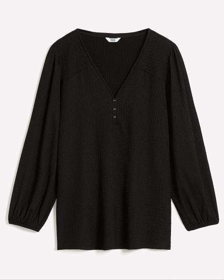 Haut évasé à col en V et smocks aux épaules