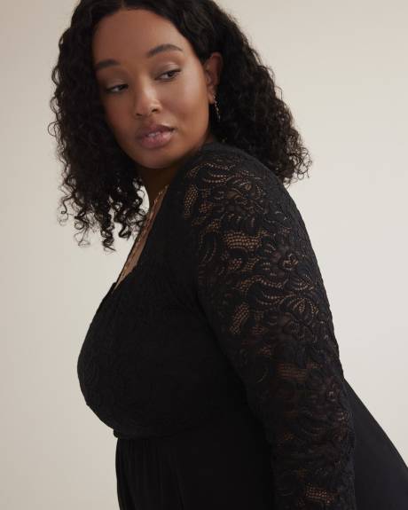 Robe noire évasée légère avec haut en dentelle