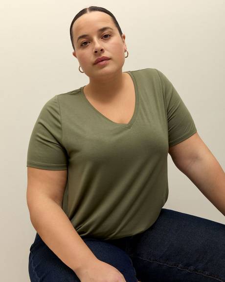 Modern-Fit Short-Sleeve V-Neck Tee - PENN. Essentials