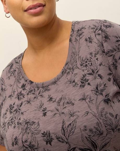 Printed Curvy-Fit Crewneck Tee - PENN. Essentials
