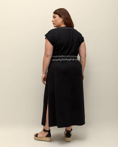 Robe longue avec encolure brodée et taille cintrée