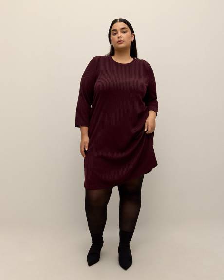 Robe mi-longue côtelée et évasée avec boutons à l'épaule