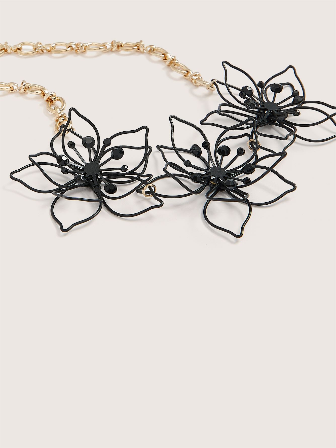 Short Necklace with Black Flowers Penningtons