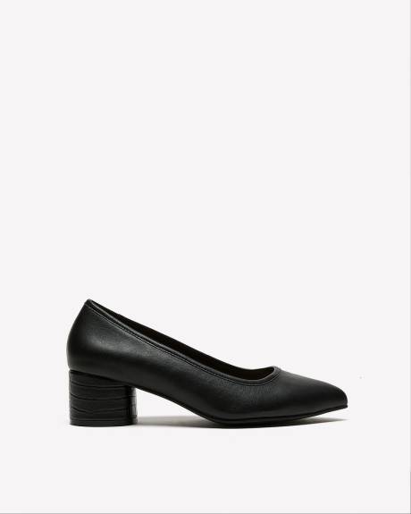 Chaussure à bout pointu avec talon cylindrique, pied très large