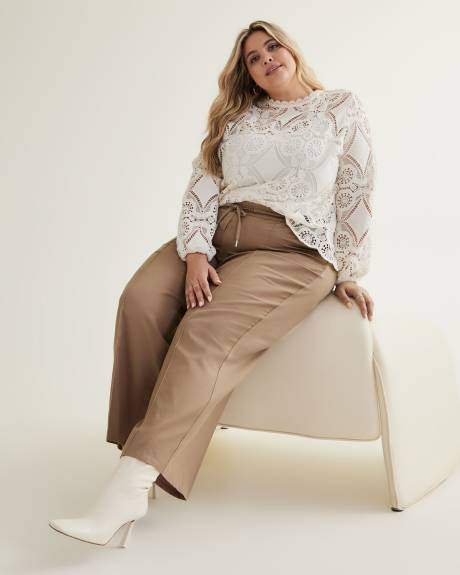 Pantalon à enfiler avec jambe évasée plissée