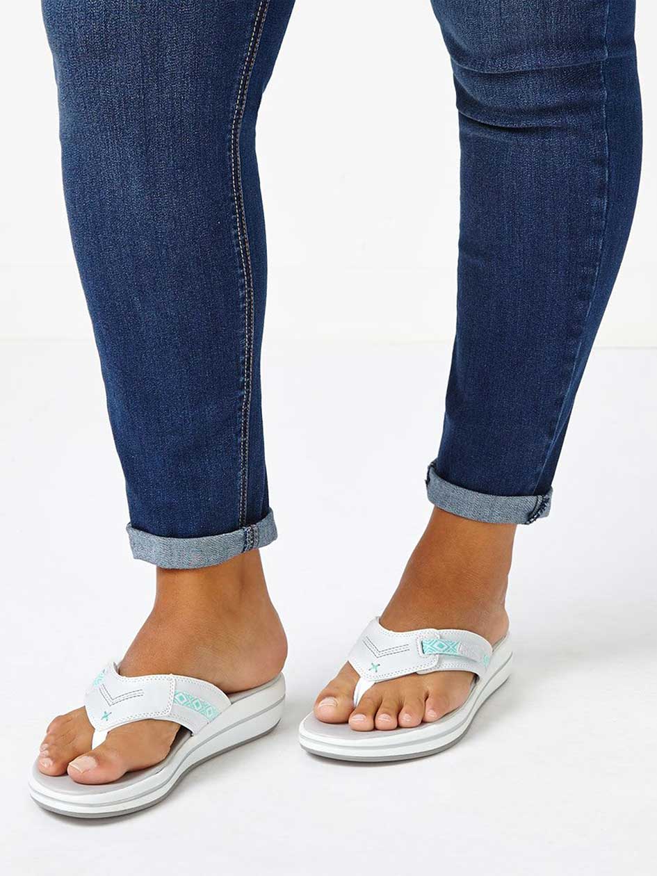 extra wide width flip flops women's