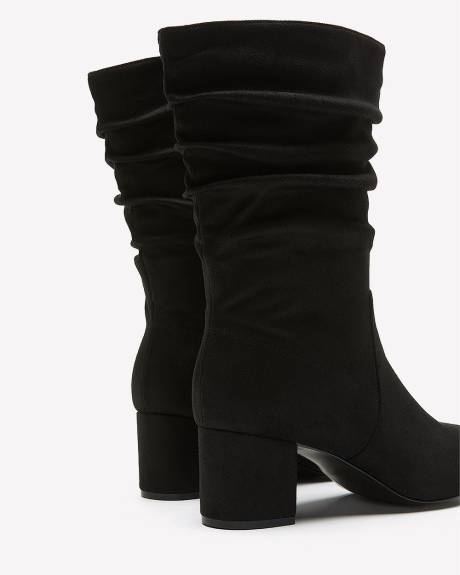 Botte mi-mollet en imitation de suède avec talon bloc, pied très large
