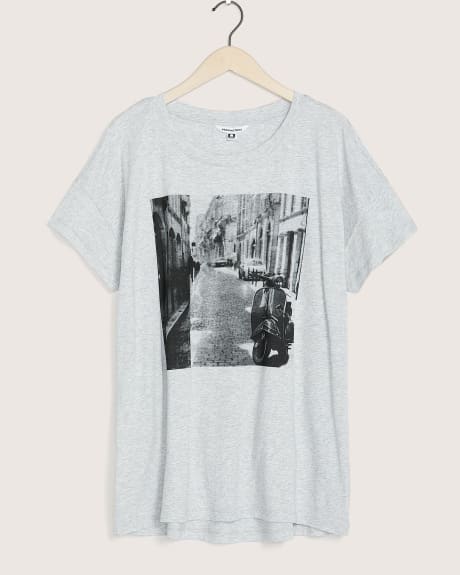 Front Print Crew-Neck Tee with High-Low Hem
