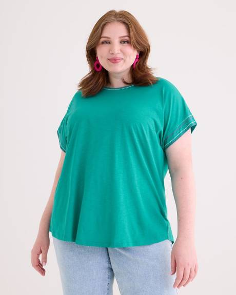 Haut long en tricot bleu avec col rond et coutures contrastantes
